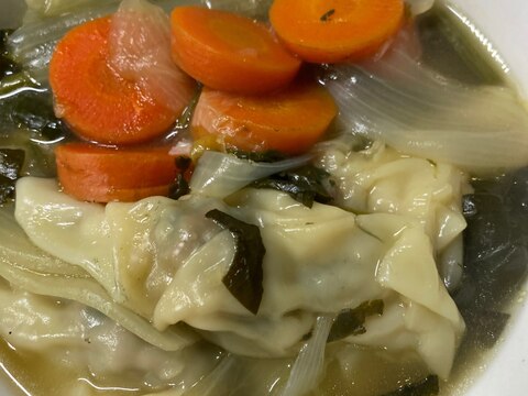 ワンタン餃子と野菜のスープ‼